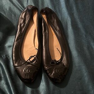 Chanel Black Leather Ballet Flats. Chanel logo on the toe. Small bow. Leather!!!